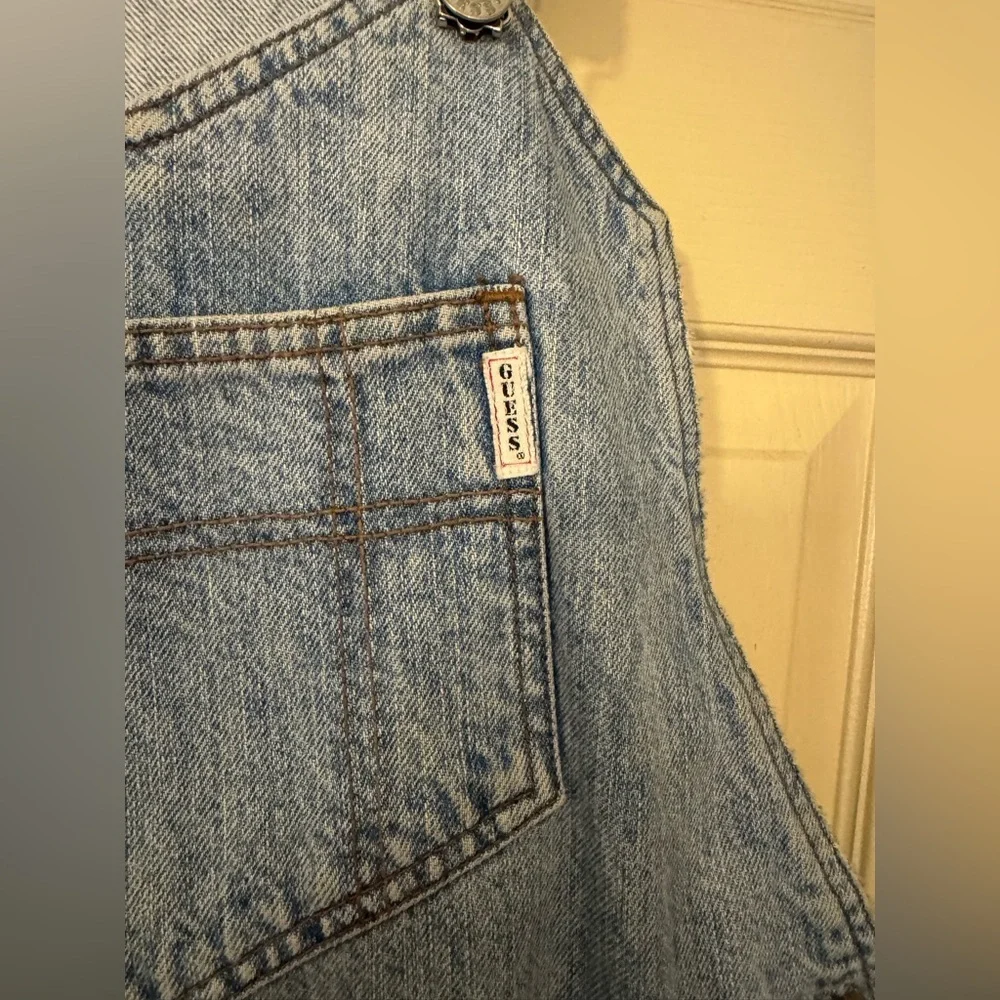 VINTAGE GUESS BIB OVERALLS  SHORTS WOMEN SIZE 4 FADED  COLLEGE THRASHED 80S CALI - Picture 3 of 7